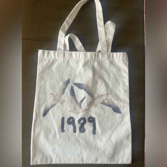Taylor Swift 1989 Tote.
Taylor’s Version Swiftie Gift - Picture 2 of 5